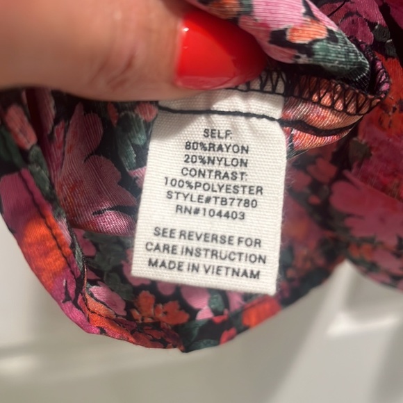 Mine NWOT Multicolored Floral FLUTTER Sleeve Blouse Top A-line cherry red M - Picture 9 of 10